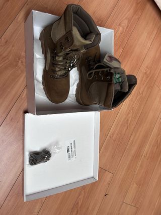 Botas de montaña marrones y verdes