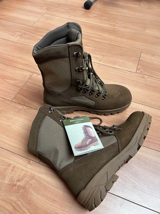 Botas de montaña marrones y verdes