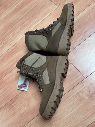 Botas de montaña marrones y verdes