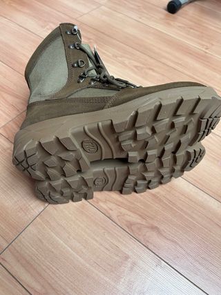 Botas de montaña marrones y verdes