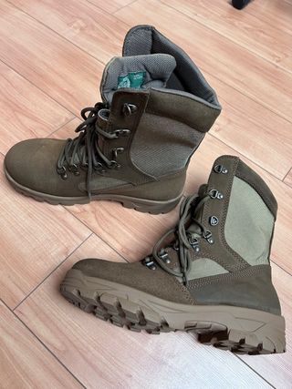 Botas de montaña marrones y verdes