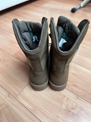 Botas de montaña marrones y verdes