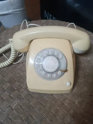Teléfono antiguo beige