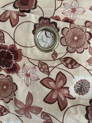 Cortinas beige con estampado floral