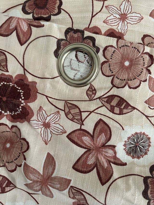 Cortinas beige con estampado floral