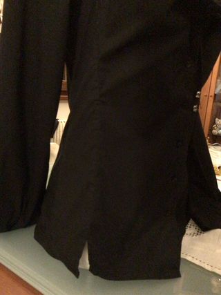 Camicia nera elegante con scollo a cuore