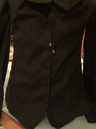 Camicia nera elegante con scollo a cuore