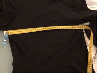 Camicia nera elegante con scollo a cuore