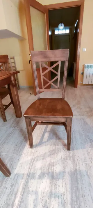 Mesa de madera extensible y 6 sillas