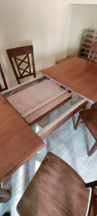 Mesa de madera extensible y 6 sillas
