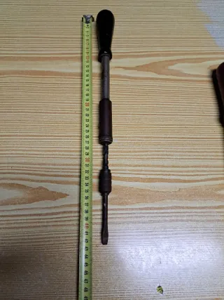 Atornillador manual antiguo