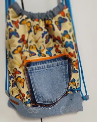 Mochila artesanal con mariposas