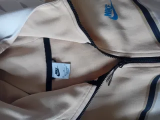 Chaqueta Nike Tech Beige y Blanca