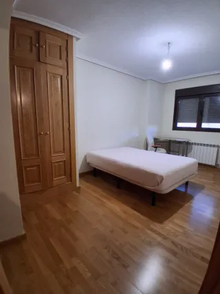 Se alquila habitación grande con baño