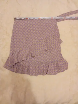 Falda morada con volantes