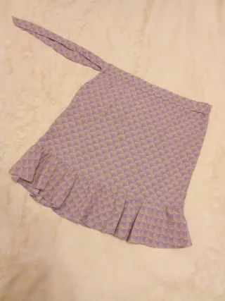 Falda morada con volantes