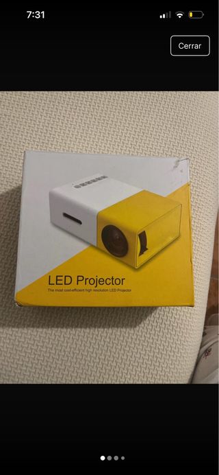 Mini proyector blanco y amarillo