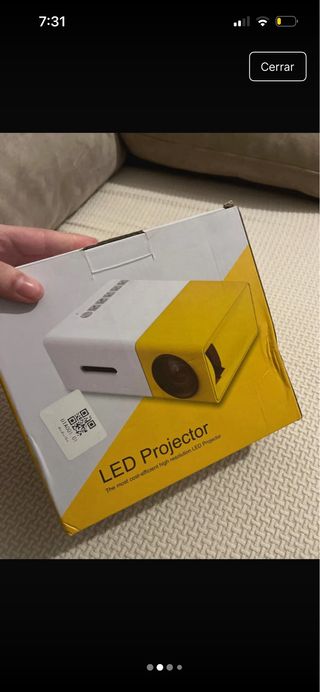 Mini proyector blanco y amarillo