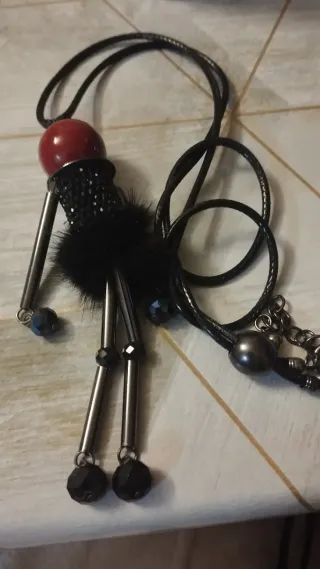 BISUTERIA Collar largo negro y rojo