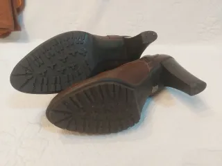 Botines de piel tacón marrones sin estrenar.