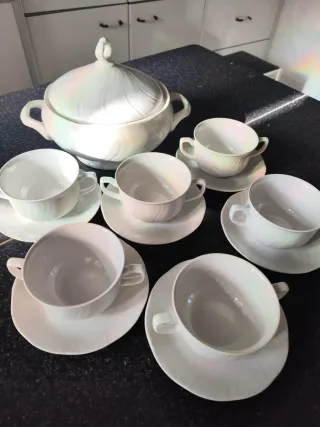 Sopera y 6 tazas y sus platos, todo en porcelana