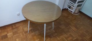 Tavolo rotondo in vetro e legno