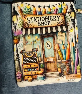 Funda artesanal con dibujo de Librería