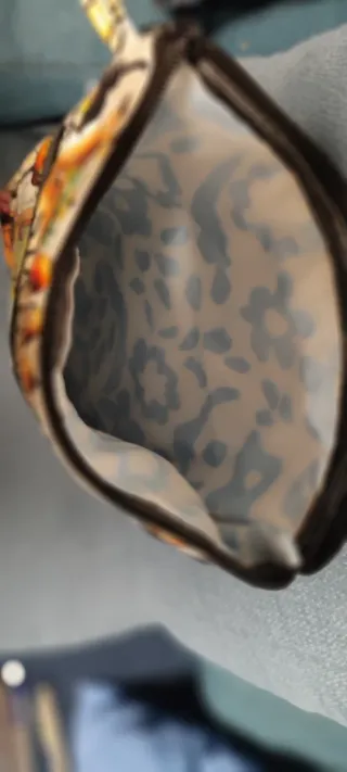 Funda artesanal con dibujo de Librería