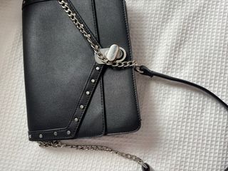 Bolso negro con tachuelas