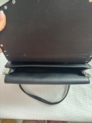 Bolso negro con tachuelas