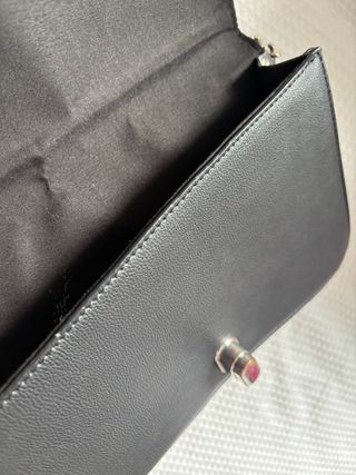 Bolso negro con tachuelas