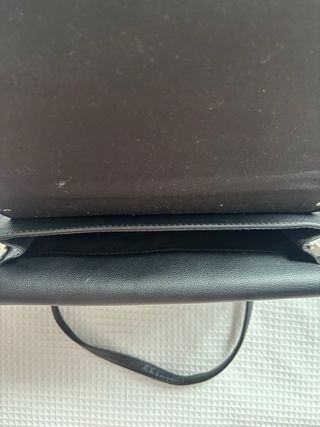 Bolso negro con tachuelas