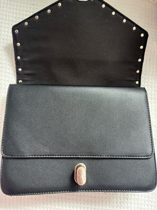 Bolso negro con tachuelas