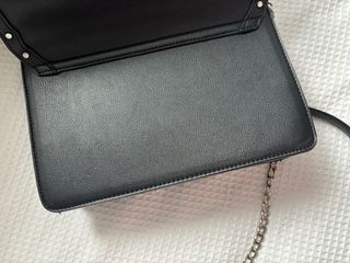 Bolso negro con tachuelas