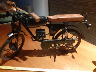 Moto Decorativa Negra y Marrón