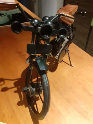 Moto Decorativa Negra y Marrón