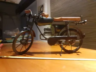 Moto Decorativa Negra y Marrón