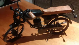 Moto Decorativa Negra y Marrón