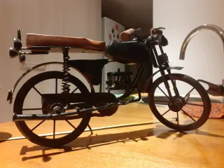 Moto Decorativa Negra y Marrón