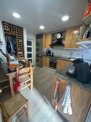 Muebles de cocina madera maciza y encimera granito