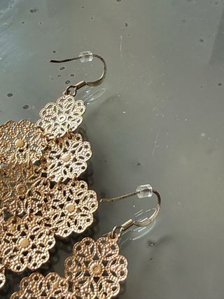 Orecchini vintage dorati con cabochon rossi