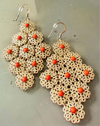 Orecchini vintage dorati con cabochon rossi