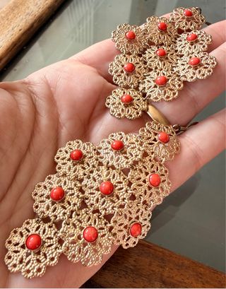 Orecchini vintage dorati con cabochon rossi