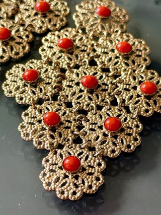 Orecchini vintage dorati con cabochon rossi