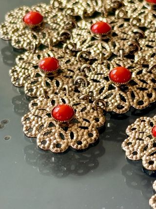 Orecchini vintage dorati con cabochon rossi