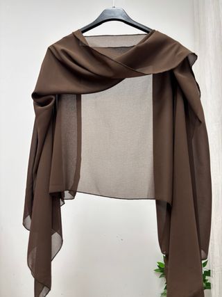 Chal gasa marrón fiesta invitada