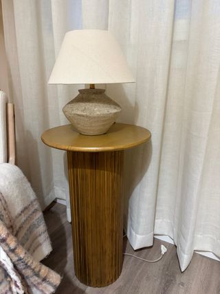 Mesa auxiliar salón terracota y madera