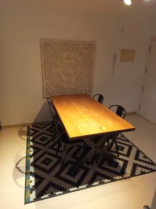 Mesa de comedor de madera y metal