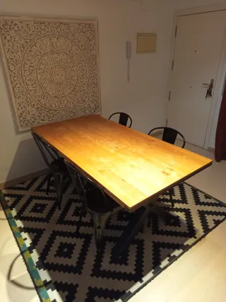 Mesa de comedor de madera y metal