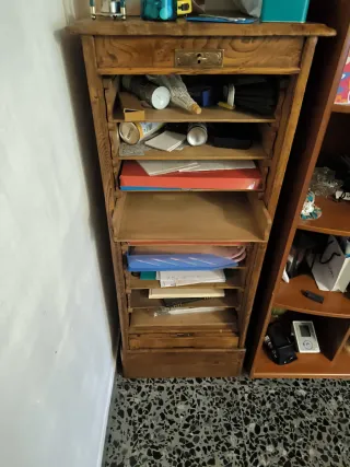 Escritorio antiguo de madera con persiana